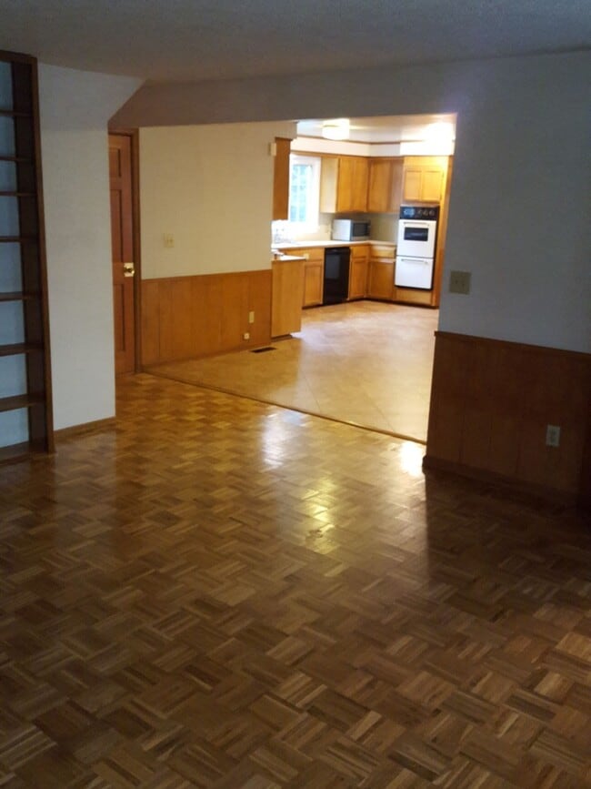 Building Photo - University Place 2bd 2bth, with bonus/office, $2,995 includes yard care and utilities other than ...