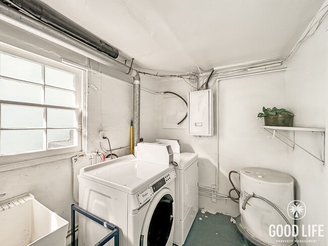 Building Photo - Beautiful 2BD/1BA Condo Located in Hillcrest! W/ Laundry On-Site and Across The Street From Balbo...