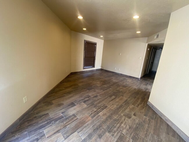 Building Photo - Adorable Home Centrally located in Loma He...