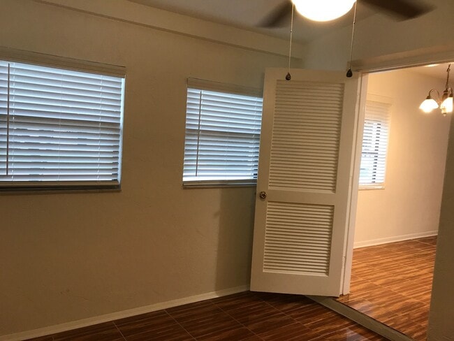 Building Photo - Cute 2 Bedroom 1 Bath with huge Screen Porch