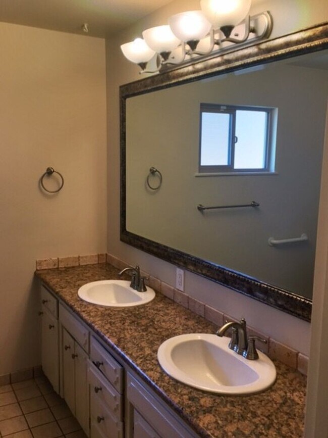 Building Photo - 1657 W Ellery Way