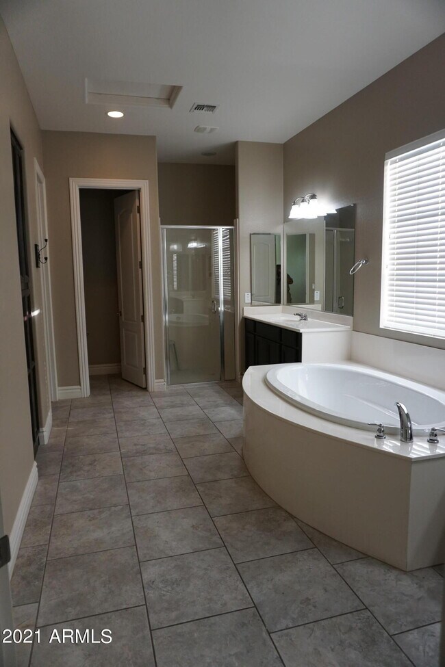 Building Photo - 4287 E Yellowstone Pl