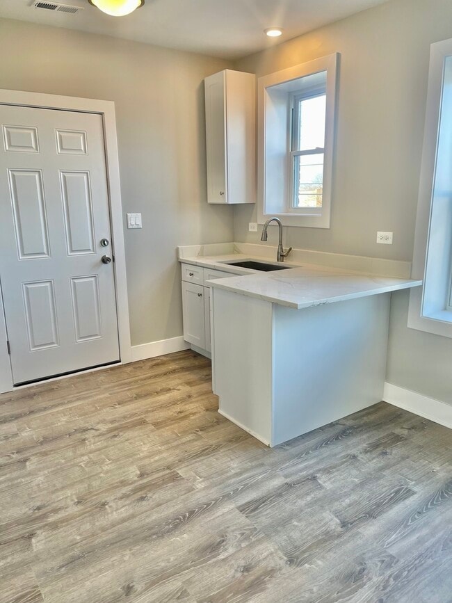 Building Photo - 722 N Austin Blvd