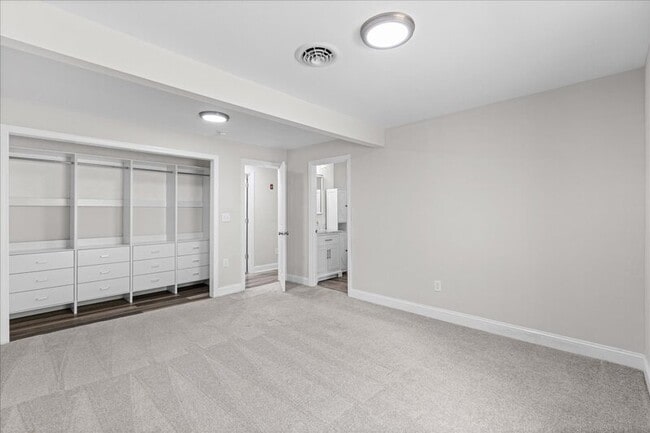 Building Photo - 2901 N Lakeshore Dr