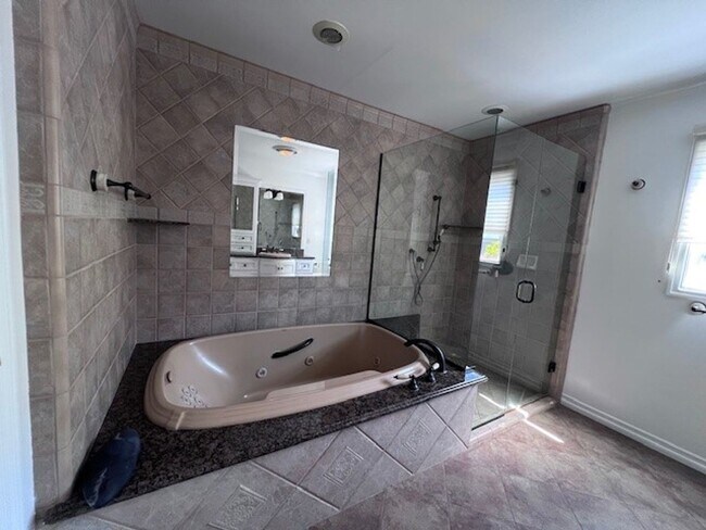 Building Photo - Charming 3 bedroom/ 2 bath single-family home