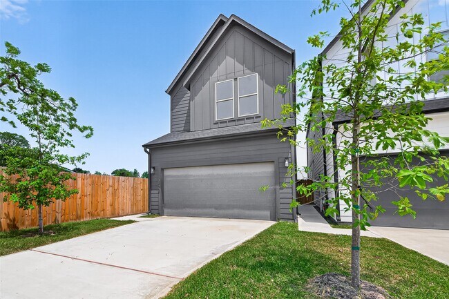Building Photo - 7422 Maxroy St