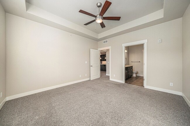 Building Photo - 3B/2B Condo in the Flats at Centerra Now A...