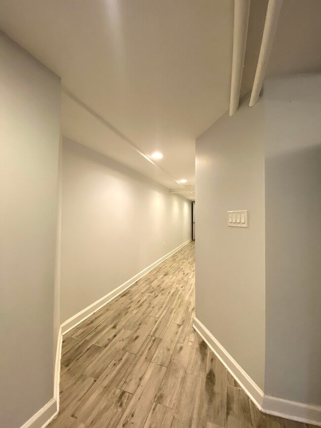 Building Photo - 1721 W Bryn Mawr Ave