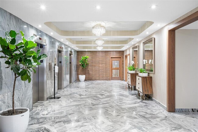 Building Photo - 5401 Collins Ave