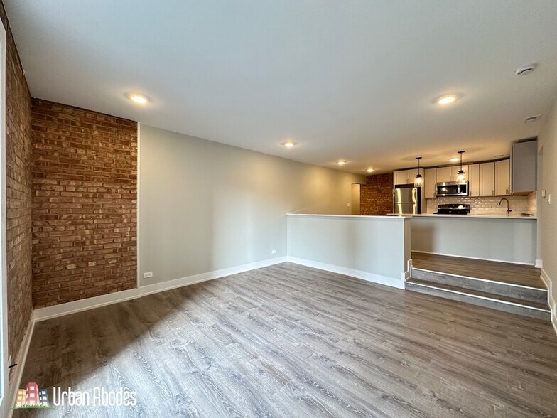 Building Photo - 1220 N La Salle Dr