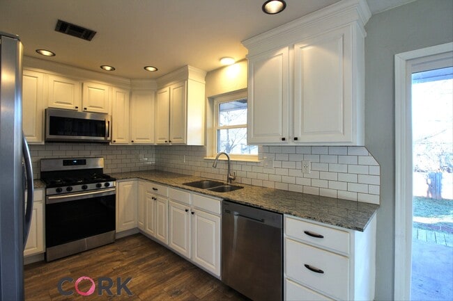 Building Photo - 609 Belle Air Ave