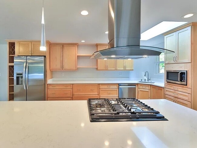 Building Photo - Remodeled Bellevue Home