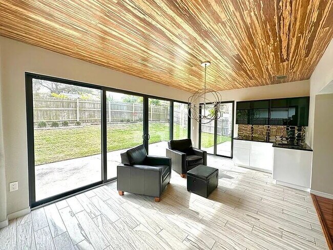 Building Photo - Luxury Updated Pool-Style Retreat on Quiet Cul-de-Sac