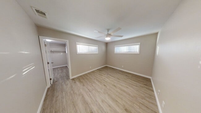 Building Photo - 7 BD, 3 BR. Spacious Yard!!