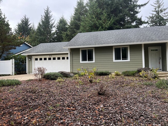 Building Photo - Very Nice Home in Waldport!