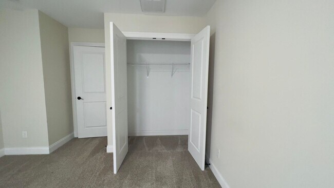 Building Photo - 4 bedroom 2.5 bathroom townhome located in Beaumont Park Townhome