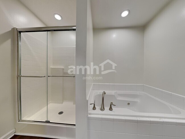 Building Photo - 105 Redrock Ct