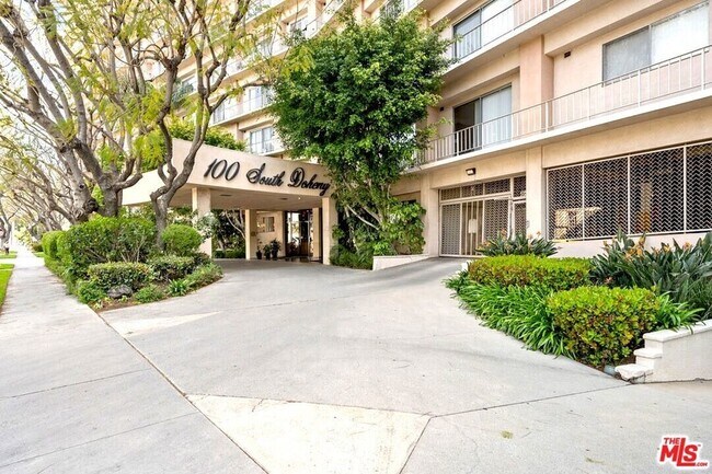 Building Photo - 100 S Doheny Dr