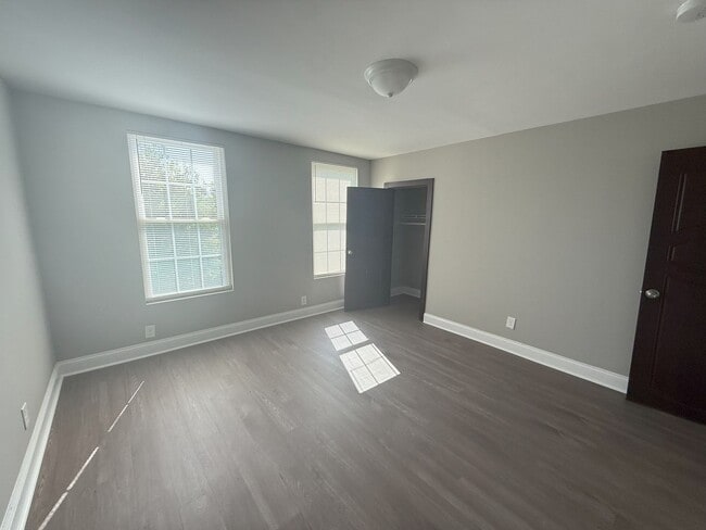 Building Photo - 422 N East Ave