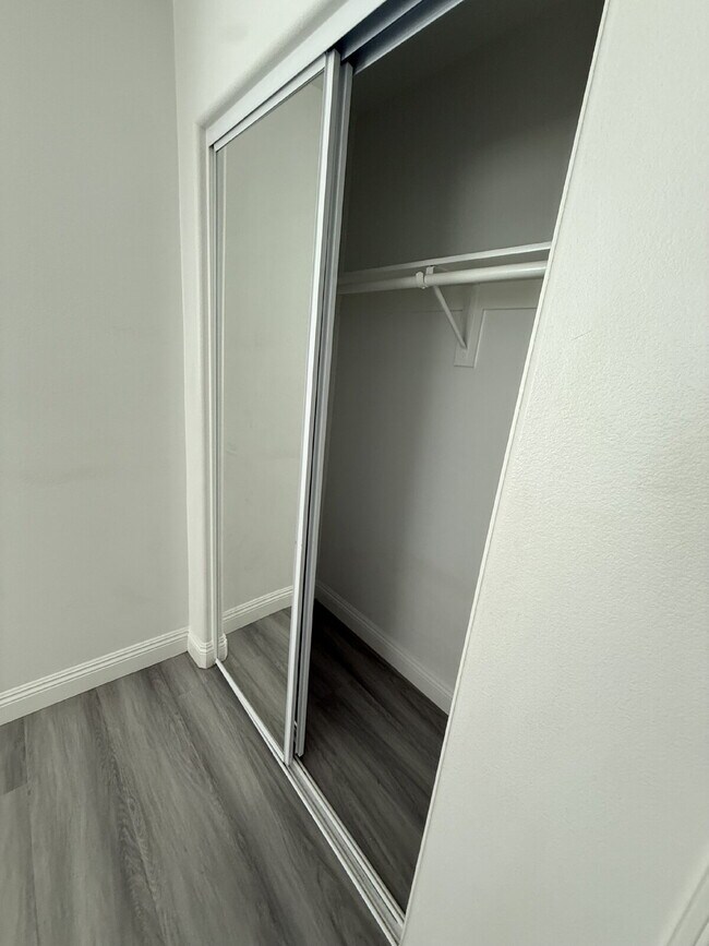 Building Photo - New Gas Range & Refrigerator.  Spacious rooms, private yard and RV parking.  Must see - Won't las...