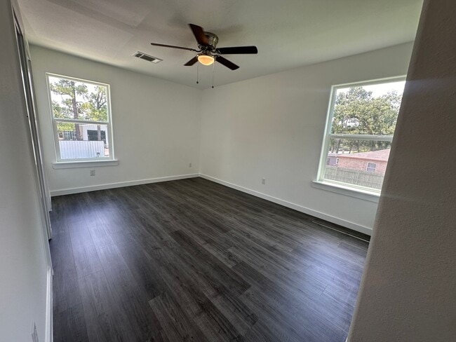 Building Photo - For Lease | 3 Bed, 2 Bath | 1,150 Sq Ft | ...
