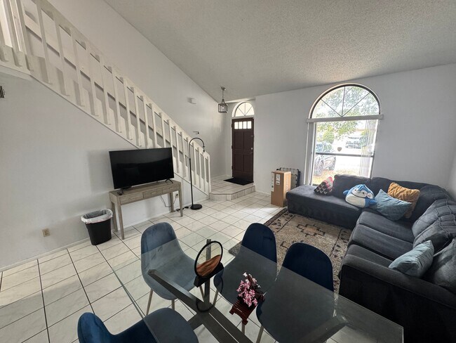 Building Photo - 3432 Hillmont Cir