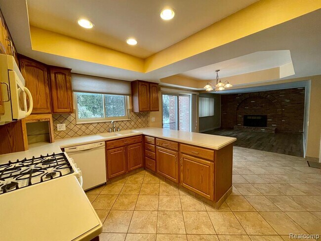 Building Photo - 4886 Hubbard