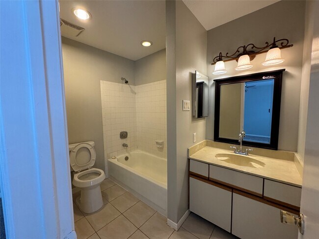 Building Photo - 9800 Pagewood Ln