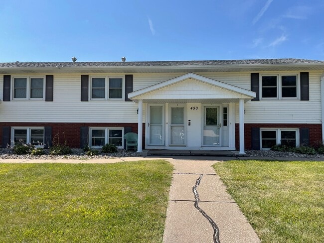 Primary Photo - 2 Bedroom, 1 Bath Townhouse in LeClaire, IA