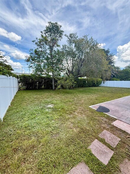 Building Photo - 11561 SW 51st Ct