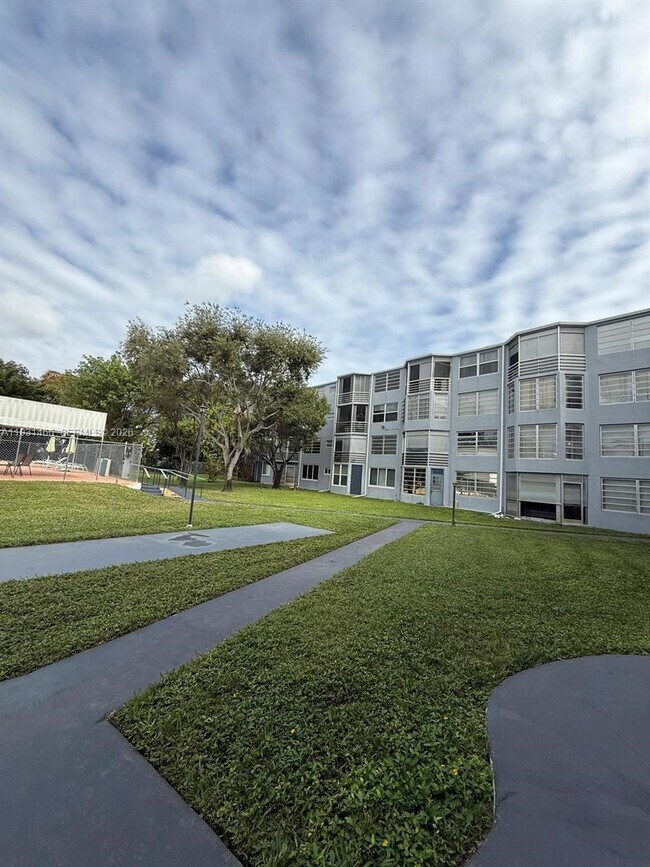 Building Photo - 1601 NE 191st St