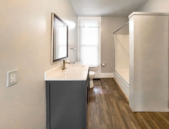 Building Photo - 700 W Powers St