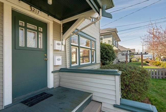 Building Photo - Charming 1BR/1BA Main Floor View Unit in Desired Neighborhood (Sunset Hill)