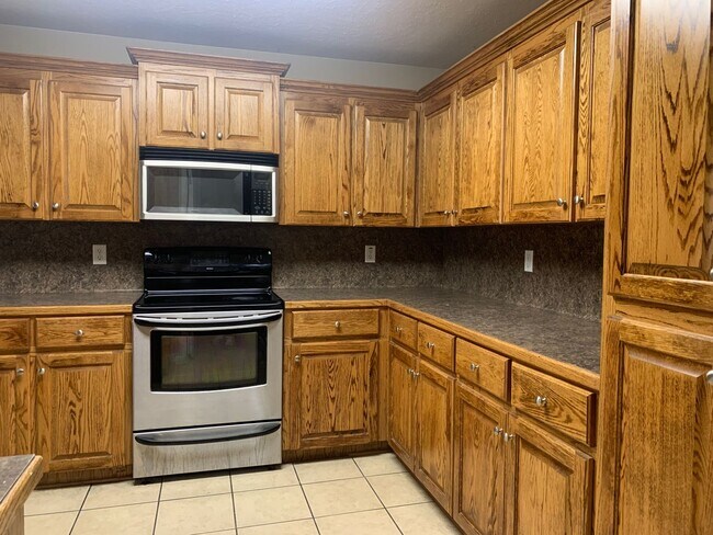 Building Photo - 2404 Canterbury Ct