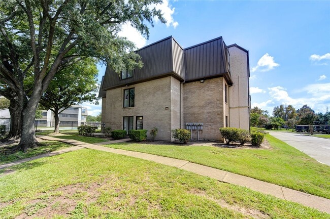 Building Photo - 3055 Walnut Bend Ln