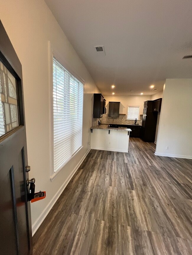 Building Photo - Newly Renovated Rental Home