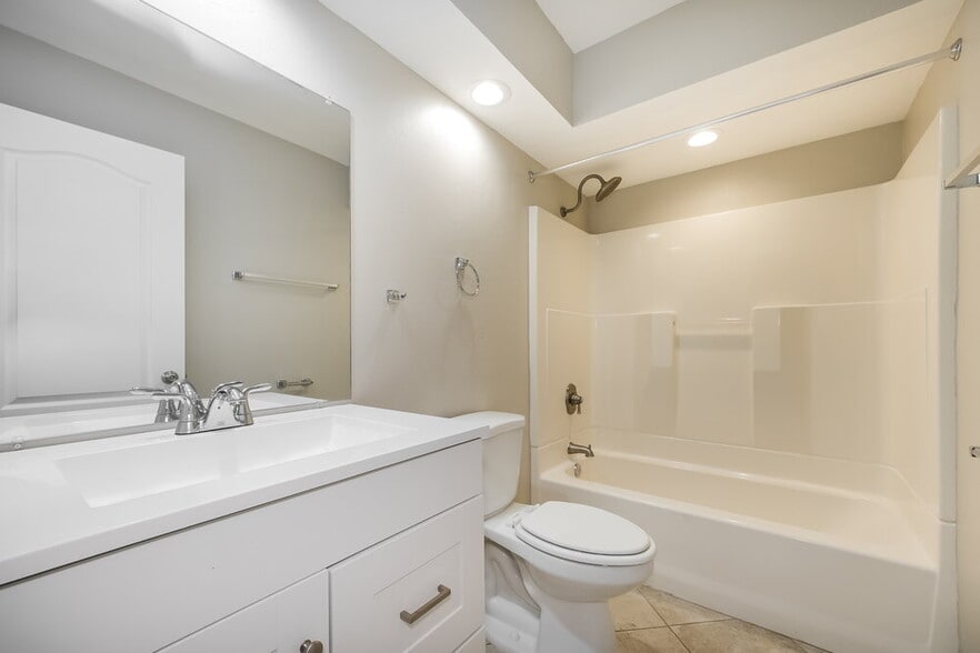 Building Photo - 104 1st St Ct