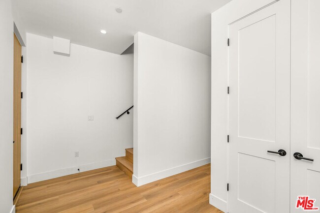 Building Photo - 2204 1/2 Carmona Ave