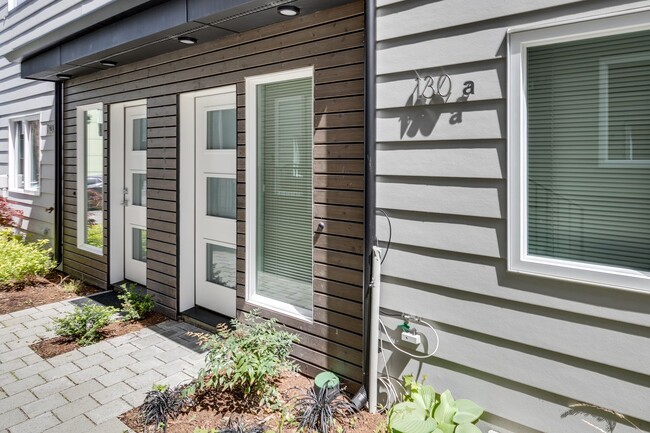 Building Photo - Modern & Bright Seattle 4 Bed Townhome!