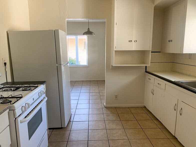 Building Photo - 832 S Maple Ave