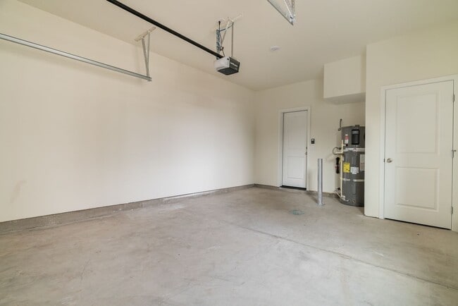 Building Photo - Super clean & spacious 4-bdrm/3-bath townhome in NE—Attached garage, great location