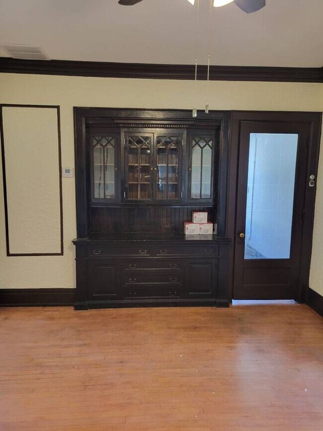 Building Photo - Newly Renovated 3-Bedroom Upper Flat Near ...