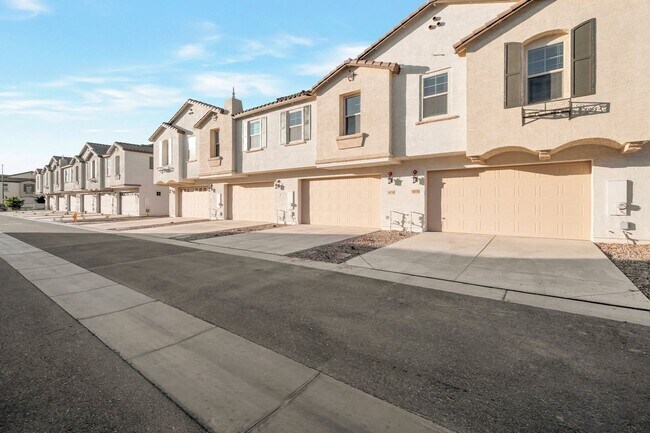 Building Photo - Like New Luxurious Modern 3 Bedroom 2 Bath Townhome in Warner Meadows