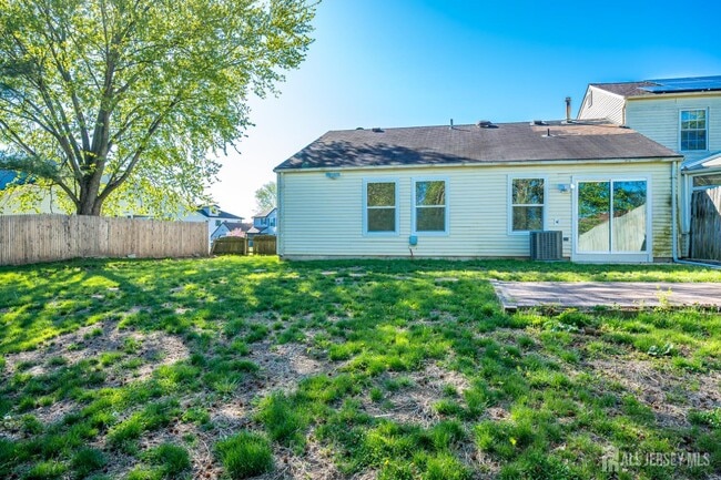 Building Photo - 6 Woodbury Rd