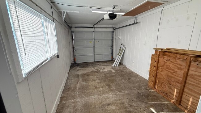 Building Photo - 542 SW Duxbury Ave