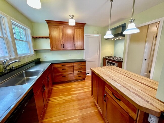 Building Photo - Well Maintained- 3 bed 2 bath Home - Piedm...