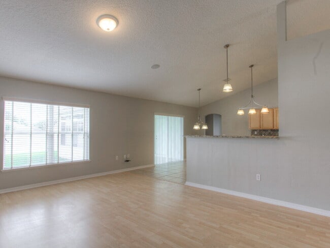 Building Photo - 744 Westcliffe Dr