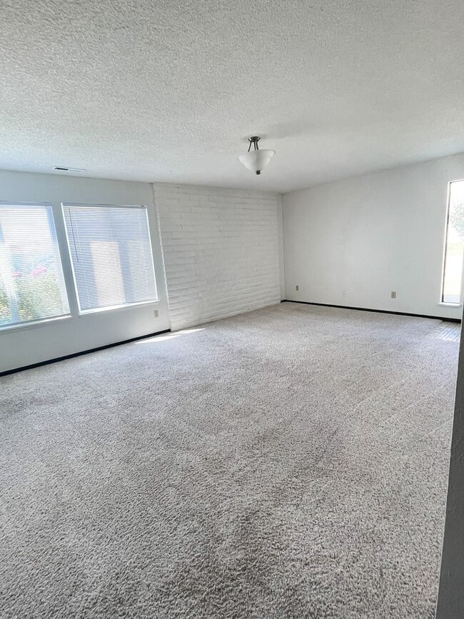 Building Photo - Spacious Townhome with Expansive View and a 2 Car Private Garage