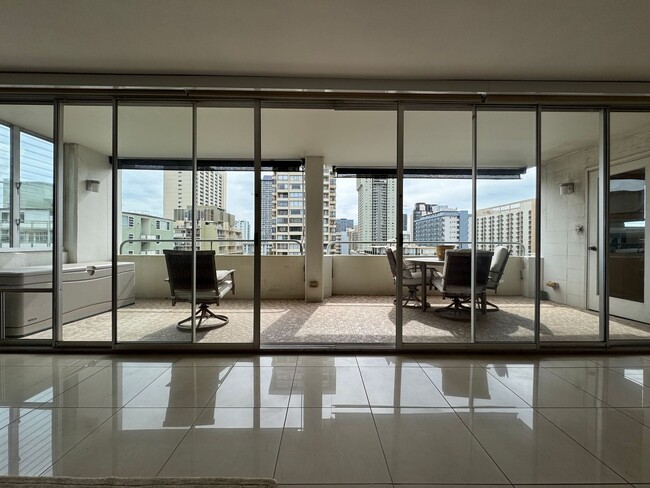 Building Photo - Spacious 2 Bed/2 Bath/2 Lanai Furnished Penthouse Unit at Kaiolu Sunrise