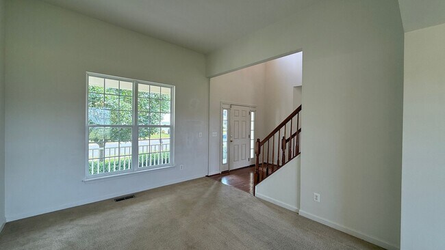 Building Photo - Large Spotsy Colonial